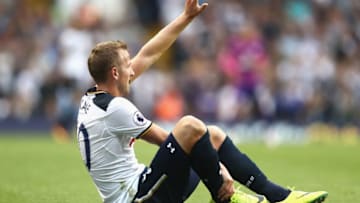 LONDON, ENGLAND - SEPTEMBER 18: Harry Kane of Tottenham Hotspur gestures to bench as he cluthes his leg during the Premier League match between Tottenham Hotspur and Sunderland at White Hart Lane on September 18, 2016 in London, England. (Photo by Julian Finney/Getty Images)