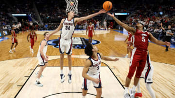 SAN FRANCISCO, CALIFORNIA - MARCH 24: Chet Holmgren #34 of the Gonzaga Bulldogs and Au'Diese Toney #5 of the Arkansas Razorbacks battle for a rebound during the first half in the Sweet Sixteen round game of the 2022 NCAA Men's Basketball Tournament at Chase Center on March 24, 2022 in San Francisco, California. (Photo by Steph Chambers/Getty Images)