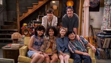 That Ô90s Show. (L to R) Sam Morelos as Nikki, Mace Coronel as Jay, Ashley Aufderheide as Gwen Runck, Callie Haverda as Leia Forman, Maxwell Acee Donovan as Nate, Reyn Doi as Ozzie in episode 101 of That Ô90s Show. Cr. Patrick Wymore/Netflix © 2022