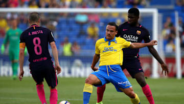 LAS PALMAS, SPAIN - MAY 14: Roque Mesa of Las Palmas holds off the challenge from Samuel Umtiti of Barcelona during the La Liga match between UD Las Palmas and Barcelona at Estadio de Gran Canaria on May 14, 2017 in Las Palmas, Spain. (Photo by Charlie Crowhurst/Getty Images)