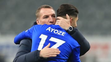 Leicester City's Brendan Rodgers (L), Ayoze Perez (Photo by LINDSEY PARNABY/AFP via Getty Images)