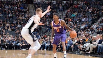 SAN ANTONIO, TX - JANUARY 29: Jamal Crawford #11 of the Phoenix Suns handles the ball against the San Antonio Spurs on January 29, 2019 at the AT&T Center in San Antonio, Texas. NOTE TO USER: User expressly acknowledges and agrees that, by downloading and or using this photograph, user is consenting to the terms and conditions of the Getty Images License Agreement. Mandatory Copyright Notice: Copyright 2019 NBAE (Photos by Mark Sobhani/NBAE via Getty Images)