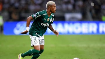 BELO HORIZONTE, BRAZIL - SEPTEMBER 28: Danilo dos Santos of Palmeiras controls the ball during a semi final second leg match between Atletico Mineiro and Palmeiras as part of Copa CONMEBOL Libertadores 2021 at Mineirao Stadium on September 28, 2021 in Belo Horizonte, Brazil. (Photo by Douglas Magno - Pool/Getty Images)