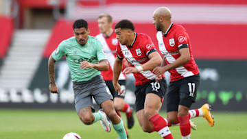 SOUTHAMPTON, ENGLAND - OCTOBER 25: Che Adams of Southampton runs with the ball whilst under pressure from Allan of Everton during the Premier League match between Southampton and Everton at St Mary's Stadium on October 25, 2020 in Southampton, England. Sporting stadiums around the UK remain under strict restrictions due to the Coronavirus Pandemic as Government social distancing laws prohibit fans inside venues resulting in games being played behind closed doors. (Photo by Naomi Baker/Getty Images)