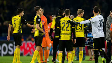 DORTMUND, GERMANY - NOVEMBER 01: The team of Borussia Dortmund after the final whistle during the UEFA Champions League match between Borussia Dortmund and APOEL Nikosia at Signal Iduna Park on November 01, 2017 in Dortmund, Germany. (Photo by Alexandre Simoes/Borussia Dortmund/Getty Images)