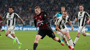 TURIN, ITALY - MARCH 10: Gerard Deulofeu of AC Milan (2nd L) is challenged by Leonardo Bonucci of Juventus FC (2nd R) during the Serie A match between Juventus FC and AC Milan at Juventus Stadium on March 10, 2017 in Turin, Italy. (Photo by Emilio Andreoli/Getty Images)