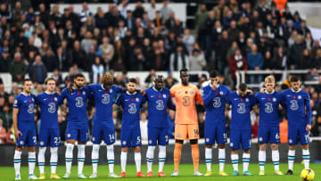 Players of Chelsea pay their respects in remembrance during the Premier League match vs Newcastle United (Photo by Robbie Jay Barratt - AMA/Getty Images)