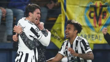 VILLARREAL, SPAIN - FEBRUARY 22: Dusan Vlahovic of Juventus celebrates scoring the opening goal with his team-mates during the UEFA Champions League Round Of Sixteen Leg One match between Villarreal CF and Juventus at Estadio de la Ceramica on February 22, 2022 in Villarreal, Spain. (Photo by Chris Brunskill/Fantasista/Getty Images)