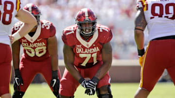 NORMAN, OK - OCTOBER 07: Offensive lineman Bobby Evans