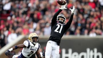 Cincinnati Bearcats wide receiver Tyler Scott completes a catch against Navy Midshipmen at Nippert Stadium. USA Today.