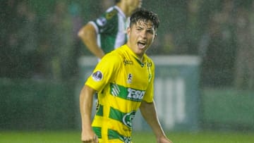 Argentina's Defensa y Justicia midfielder Ignacio Aliseda (L) celebrates after scoring against Argentina's Banfield during their Copa Sudamericana round of sixteen second leg football match at Florencio Sola stadium in Banfield, Argentina on September 27 , 2018. (Photo by JAVIER GONZALEZ TOLEDO / AFP) (Photo credit should read JAVIER GONZALEZ TOLEDO/AFP via Getty Images)