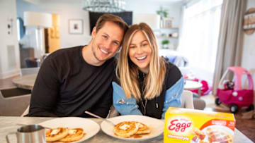 L’Eggo with Eggo with Shawn Johnson East and pro football star Mark Ingram II, photo Eggo