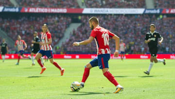 MADRID, SPAIN - SEPTEMBER 23: Yannick Carrasco of Club Atletico de Madrid controls the ball during the La Liga match between Atletico Madrid and Sevilla at Wanda Metropolitano on September 23, 2017 in Madrid, Spain. (Photo by Denis Doyle/Getty Images)