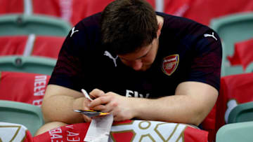 BAKU, AZERBAIJAN - MAY 29: A Arsenal fan sleeps prior to the UEFA Europa League Final between Chelsea and Arsenal at Baku Olimpiya Stadionu on May 29, 2019 in Baku, Azerbaijan. (Photo by Shaun Botterill/Getty Images)