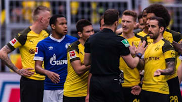 the players of Borussia Dortmund protest at referee Felix Zwayer for the red card of Marco Reus of Borussia Dortmund DFL regulations prohibit any use of photographs as image sequences and/or quasi-video. during the Bundesliga match between Borussia Dortmund and FC Schalke 04 at the Signal Iduna Park stadium on April 27, 2019 in Dortmund, Germany.(Photo by VI Images via Getty Images)