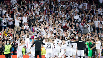 BARCELONA, SPAIN - APRIL 14: Team players of Eintracht Frankfurt celebrates the victory with their Supporters of Eintracht Frankfurt during the UEFA Europa League match between FC Barcelona v Eintracht Frankfurt at the Camp Nou on April 14, 2022 in Barcelona Spain (Photo by David S. Bustamante/Soccrates/Getty Images)