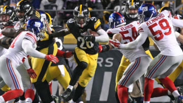 Dec 4, 2016; Pittsburgh, PA, USA; Pittsburgh Steelers running back Le'Veon Bell (26) runs the ball against the New York Giants during the second half at Heinz Field. The Steelers won the game, 24-14. Mandatory Credit: Jason Bridge-USA TODAY Sports