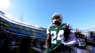 EAST RUTHERFORD, NJ - NOVEMBER 13: Darrelle Revis #24 of the New York Jets leaves the field after warm ups before the game against the Los Angeles Rams at MetLife Stadium on November 13, 2016 in East Rutherford, New Jersey. (Photo by Al Bello/Getty Images)