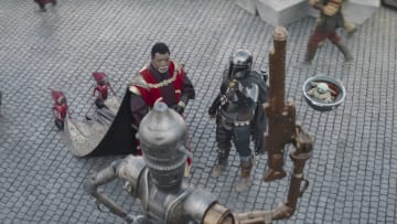 (L-R): Foot droids with Greef Karga (Carl Weathers), Din Djarin (Pedro Pascal) and Grogu in Lucasfilm's THE MANDALORIAN, season three, exclusively on Disney+. ©2023 Lucasfilm Ltd. & TM. All Rights Reserved.