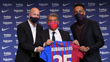 Barcelona's new player Gabonese forward Pierre-Emerick Aubameyang (R) poses for pictures with Barcelona's Spanish sporting advisor Jordi Cruyff (L) and Barcelona's Spanish President Joan Laporta (C). (Photo by LLUIS GENE/AFP via Getty Images)