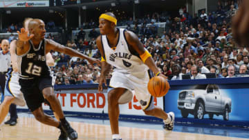 MEMPHIS - NOVEMBER 22: Bonzi Wells #4 of the Memphis Grizzlies moves the ball against Bruce Bowen #12 of the San Antonio Spurs during the game at the FedEx Forum on November 22, 2004 in Memphis, Tennessee. The Grizzlies won 93-90. NOTE TO USER: User expressly acknowledges and agrees that, by downloading and/or using this Photograph, user is consenting to the terms and conditions of the Getty Images License Agreement. Mandatory Copyright Notice: Copyright 2004 NBAE (Photo by Joe Murphy/NBAE via Getty Images)