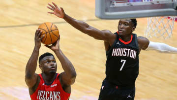 NEW ORLEANS, LOUISIANA - JANUARY 30: Zion Williamson #1 of the New Orleans Pelicans shoots against Victor Oladipo (Photo by Jonathan Bachman/Getty Images)