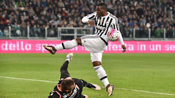 TURIN, ITALY - APRIL 02: Kwadwo Asamoah (R) of Juventus FC clashes with Lukasz Skorupski of Empoli FC during the Serie A match between Juventus FC and Empoli FC at Juventus Arena on April 2, 2016 in Turin, Italy. (Photo by Valerio Pennicino/Getty Images)