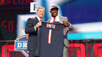 ARLINGTON, TX - APRIL 26: Roquan Smith of Georgia poses with NFL Commissioner Roger Goodell after being picked #8 overall by the Chicago Bears during the first round of the 2018 NFL Draft at AT&T Stadium on April 26, 2018 in Arlington, Texas. (Photo by Tom Pennington/Getty Images)