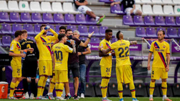 VALLADOLID, SPAIN - JULY 11: (L-R) Sergi Roberto of FC Barcelona, Marc Andre ter Stegen of FC Barcelona, Gerard Pique of FC Barcelona, Lionel Messi of FC Barcelona, coach Quique Setien of FC Barcelona, coach Quique Setien of FC Barcelona, Junior Firpo of FC Barcelona, Arturo Vidal of FC Barcelona, Ivan Rakitic of FC Barcelona during the La Liga Santander match between Real Valladolid v FC Barcelona at the Estadio Municipal José Zorrilla on July 11, 2020 in Valladolid Spain (Photo by David S. Bustamante/Soccrates/Getty Images)