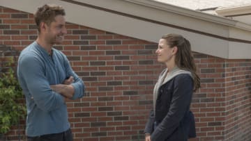 THIS IS US -- "Flip a Coin" Episode 404 -- Pictured: (l-r) Justin Hartley as Kevin, Jennifer Morrison as Cassidy -- (Photo by: Ron Batzdorff/NBC)