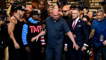 LOS ANGELES, CA - JULY 11: Dana White,President of the Ultimate Fighting Championship comes between Floyd Mayweather Jr. and Conor McGregor Floyd during the White Mayweather Jr. v Conor McGregor World Press Tour at Staples Center on July 11, 2017 in Los Angeles, California. (Photo by Harry How/Getty Images)