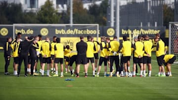DORTMUND, GERMANY - SEPTEMBER 25: Head coach Peter Bosz talks to the players during a Borussia Dortmund training session ahead of their UEFA Champions League Group H match against Real Madrid at the BVB training center on September 25, 2017 in Dortmund, Germany. (Photo by Alex Grimm/Getty Images)