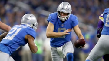 DETROIT, MI - NOVEMBER 23: Quarterback Matthew Stafford #9 of the Detroit Lions looks to hand off the ball to Ameer Abdullah #21 of the Detroit Lions during first half at Ford Field on November 23, 2017 in Detroit, Michigan. (Photo by Gregory Shamus/Getty Images)