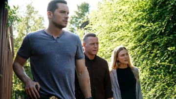 CHICAGO P.D. -- "In The Dark" Episode 904 -- Pictured: (l-r) Jesse Lee Soffer as Jay Halstead, Jason Beghe as Hank Voight, Tracy Spiridakos as Hailey -- (Photo by: Lori Allen/NBC)
