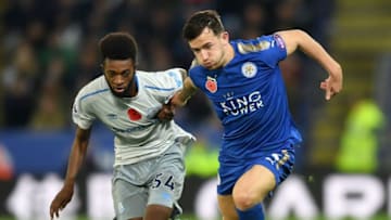 LEICESTER, ENGLAND - OCTOBER 29: Ben Chilwell of Leicester City and Beni Baningime of Everton battle for the ball during the Premier League match between Leicester City and Everton at The King Power Stadium on October 29, 2017 in Leicester, England. (Photo by Michael Regan/Getty Images)