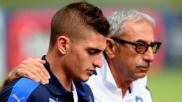 FLORENCE, ITALY - JUNE 05: Marco Verratti of Italy (L) and Italy Doctor Enrico Castellacci chat prior to the training session at Coverciano at Coverciano on June 05, 2017 in Florence, Italy. (Photo by Claudio Villa/Getty Images)
