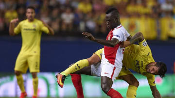 VILLARREAL, SPAIN - AUGUST 17: Roberto Soriano (R) of Villarreal competes for the ball with Tiemoue Bakayoko of Monaco during the UEFA Champions League play-off first leg match between Villarreal CF and AS Monaco at El Madrigal on August 17, 2016 in Villarreal, Spain. (Photo by Manuel Queimadelos Alonso/Getty Images)