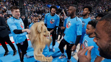 SACRAMENTO, CA - FEBRUARY 10: Sacramento Kings mascot Slamson joins the huddle prior to the game against the Phoenix Suns on February 10, 2019 at Golden 1 Center in Sacramento, California. NOTE TO USER: User expressly acknowledges and agrees that, by downloading and or using this photograph, User is consenting to the terms and conditions of the Getty Images Agreement. Mandatory Copyright Notice: Copyright 2019 NBAE (Photo by Rocky Widner/NBAE via Getty Images)