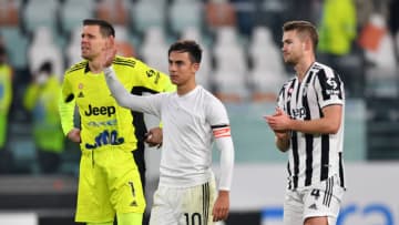 TURIN, ITALY - NOVEMBER 27: Paulo Dybala, Matthijs de Ligt and Wojciech Szczesny of Juventus acknowledges the fans after their sides defeat in the Serie A match between Juventus and Atalanta BC at Allianz Stadium on November 27, 2021 in Turin, Italy. (Photo by Valerio Pennicino/Getty Images)