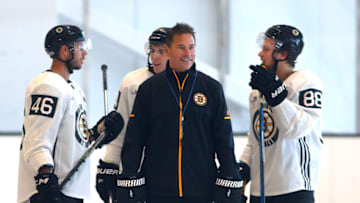 BOSTON, MA - OCTOBER 3: Boston Bruins Coach Bruce Cassidy, center, smiles as he chats with players during practice and media day at the Warrior Ice Arena in Boston, Oct. 3, 2017. (Photo by John Tlumacki/The Boston Globe via Getty Images)