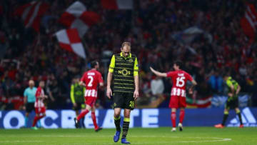 MADRID, SPAIN - APRIL 05: Bas Dost of Sporting CP reacts defeated as Antoine Griezmann of Atletico de Madrid scores their second goal during the UEFA Europa League quarter final leg one match between Club Atletico Madrid and Sporting CP at Wanda Metropolitano stadium on April 5, 2018 in Madrid, Spain. (Photo by Gonzalo Arroyo Moreno/Getty Images)