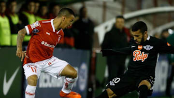 BUENOS AIRES, ARGENTINA - JULY 11: Alejandro Romero Gamarra of Huracan fights for the ball with Antonio Bareiro of Libertad during a first leg match between Huracan and Libertad as part of second round of Copa Conmebol Sudamericana 2017 at Tomas Adolfo Duco Stadium on July 11, 2017 in Buenos Aires, Argentina. (Photo by Gabriel Rossi/LatinContent/Getty Images)
