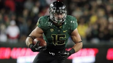 September 22, 2012; Eugene, OR, USA; Oregon Ducks tight end Colt Lyerla (15) runs the ball against the Arizona Wildcats at Autzen Stadium. Mandatory Credit: Scott Olmos-USA TODAY Sports