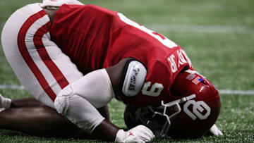 ATLANTA, GEORGIA - DECEMBER 28: Linebacker Kenneth Murray #9 of the Oklahoma Sooners reacts to a defensive play during the game against the LSU Tigers in the Chick-fil-A Peach Bowl at Mercedes-Benz Stadium on December 28, 2019 in Atlanta, Georgia. (Photo by Gregory Shamus/Getty Images)