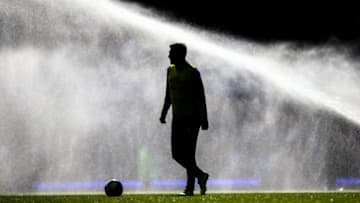 LIVERPOOL, ENGLAND - APRIL 15: Gareth Barry of Everton warms up at half time during the Premier League match between Everton and Burnley at Goodison Park on April 15, 2017 in Liverpool, England. (Photo by Robbie Jay Barratt - AMA/Getty Images)
