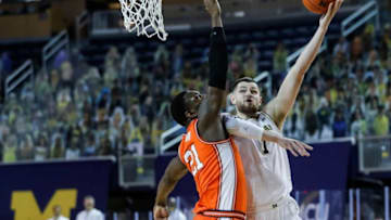 Michigan center Hunter Dickinson (1) makes a layup against Illinois center Kofi Cockburn (21) during the first half Tuesday, March 2, 2021, at the Crisler Center in Ann Arbor.