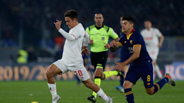 ROME, ITALY - JANUARY 12: Paulo Dybala of Juventus competes for the ball with Diego Perotti of AS Roma during the Serie A match between AS Roma and Juventus at Stadio Olimpico on January 12, 2020 in Rome, Italy. (Photo by Paolo Bruno/Getty Images)