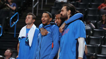 OKC Thunder : Andre Roberson #21, Eric Moreland #25 and Steven Adams #12 looks on during a pre-season game against the Memphis Grizzlies (Photo by Zach Beeker/NBAE via Getty Images)