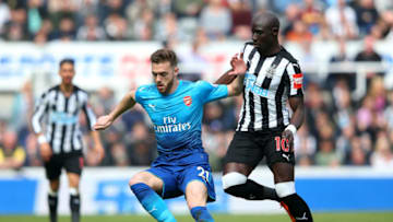 NEWCASTLE UPON TYNE, ENGLAND - APRIL 15: Calum Chambers of Arsenal and Mohamed Diame of Newcastle United battle for possession during the Premier League match between Newcastle United and Arsenal at St. James Park on April 15, 2018 in Newcastle upon Tyne, England. (Photo by Alex Livesey/Getty Images)