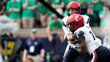 Cincinnati Bearcats quarterback Desmond Ridder during a game against the Notre Dame Fighting Irish in 2021.